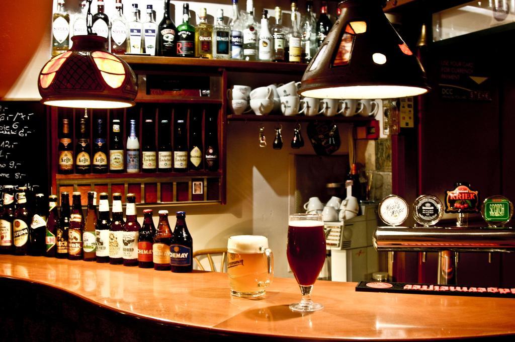 Academus Pub & Guest House Wrocław Extérieur photo