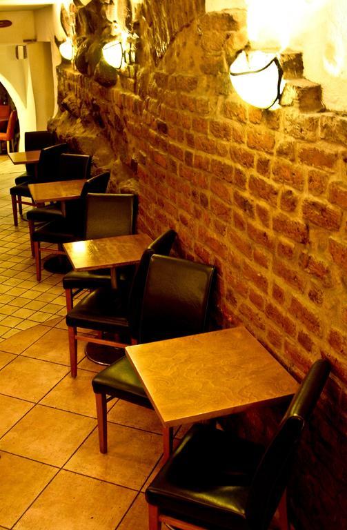 Academus Pub & Guest House Wrocław Extérieur photo
