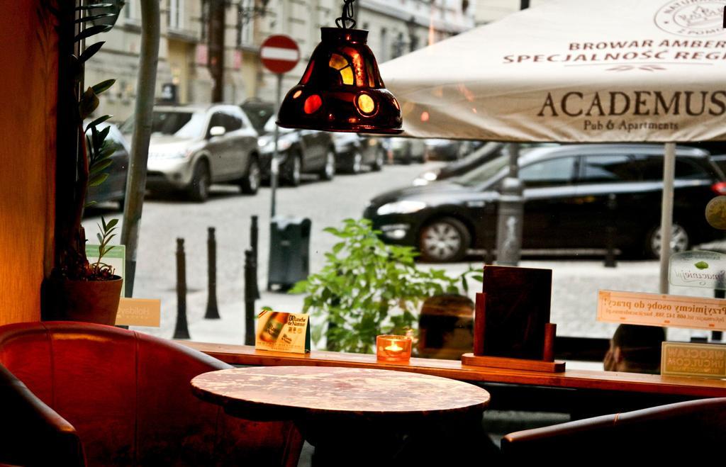 Academus Pub & Guest House Wrocław Extérieur photo