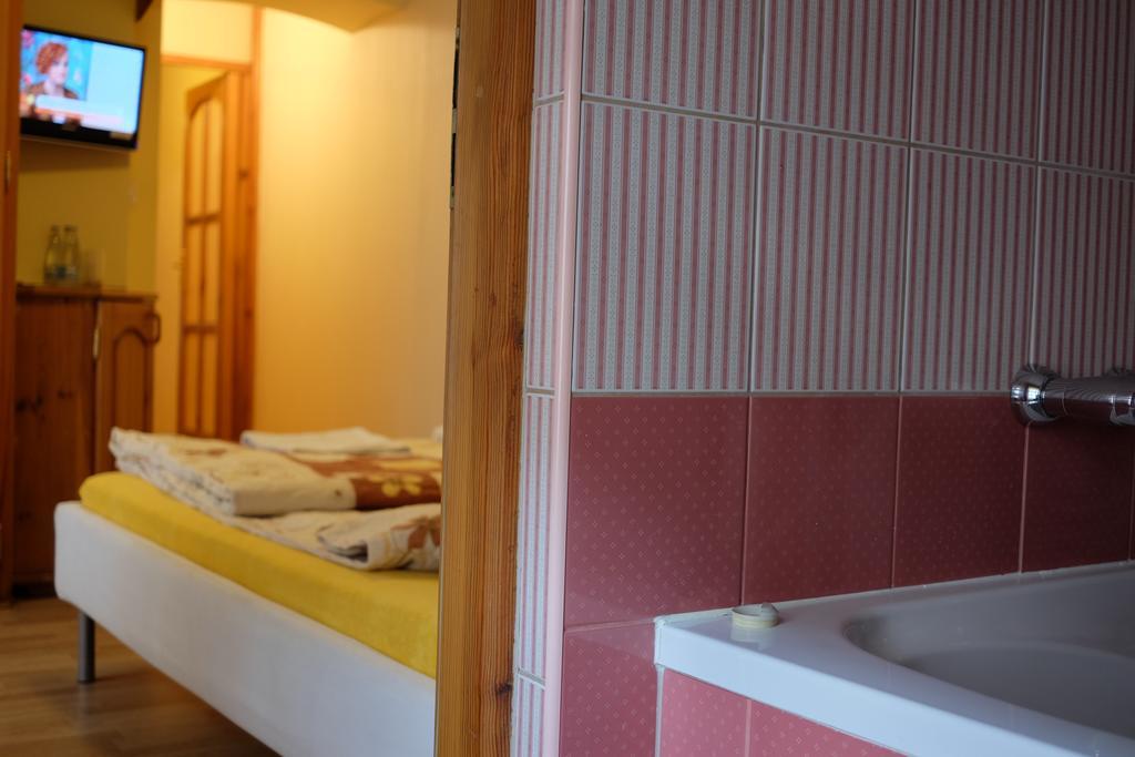 Academus Pub & Guest House Wrocław Extérieur photo