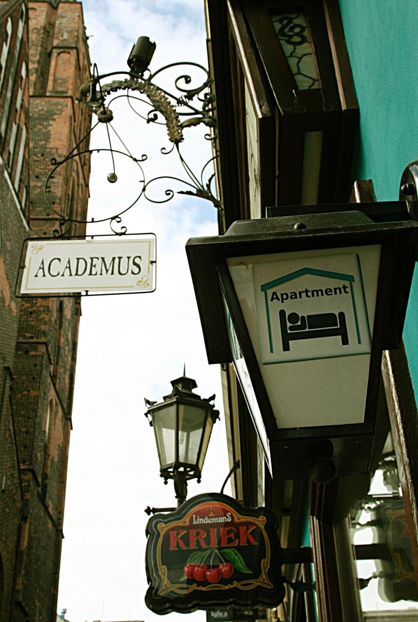 Academus Pub & Guest House Wrocław Extérieur photo