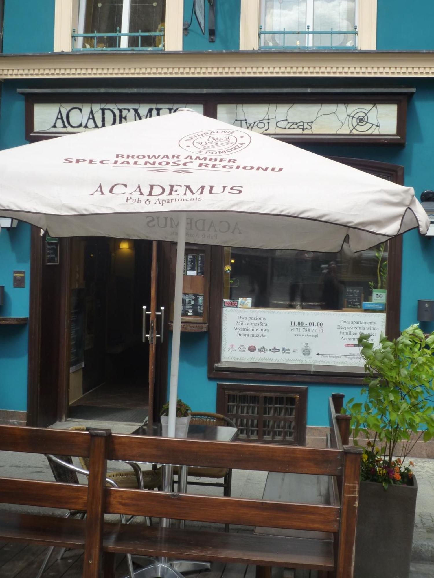 Academus Pub & Guest House Wrocław Extérieur photo