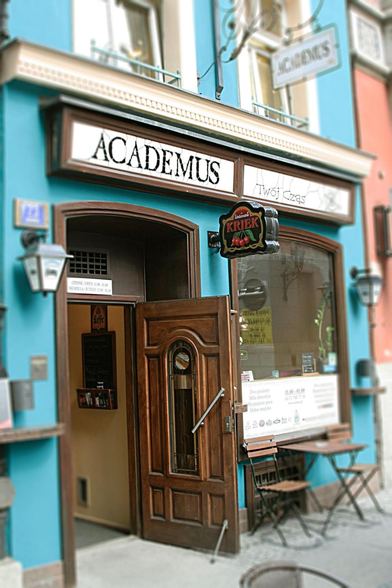 Academus Pub & Guest House Wrocław Extérieur photo