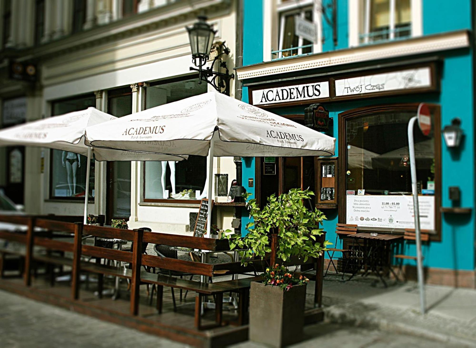 Academus Pub & Guest House Wrocław Extérieur photo