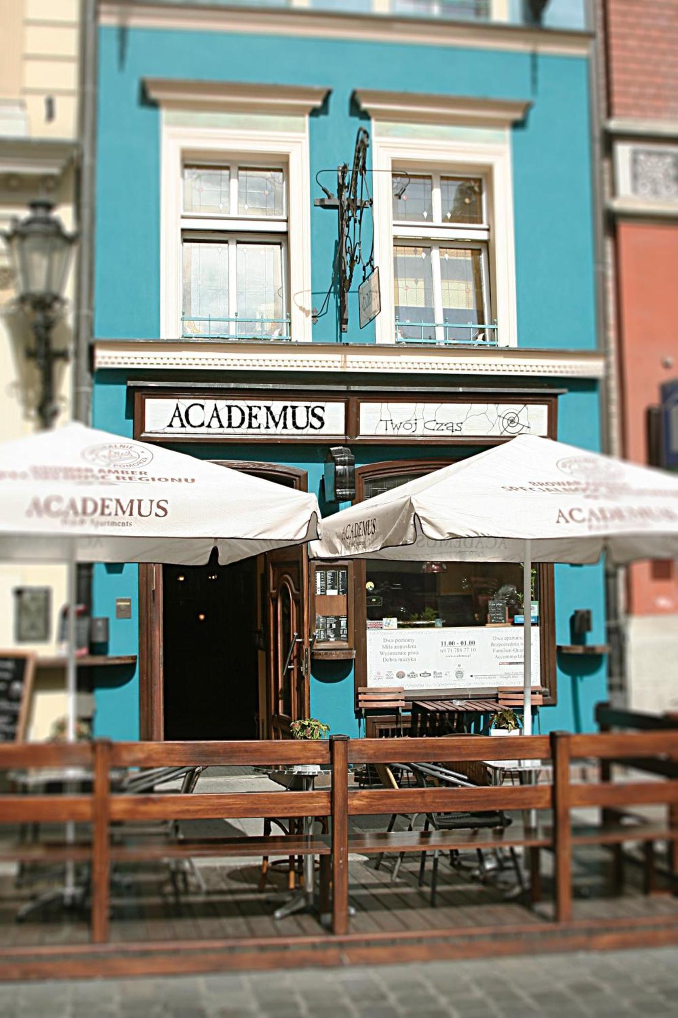 Academus Pub & Guest House Wrocław Extérieur photo