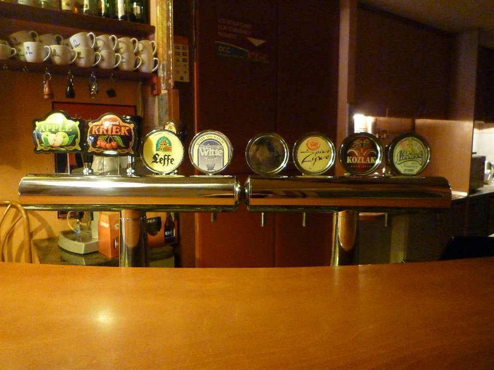 Academus Pub & Guest House Wrocław Extérieur photo