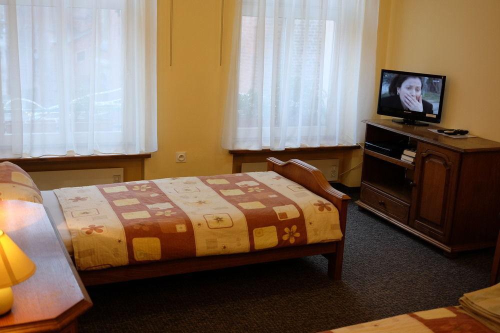 Academus Pub & Guest House Wrocław Extérieur photo