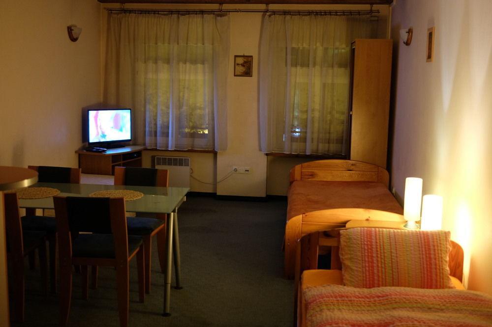 Academus Pub & Guest House Wrocław Extérieur photo