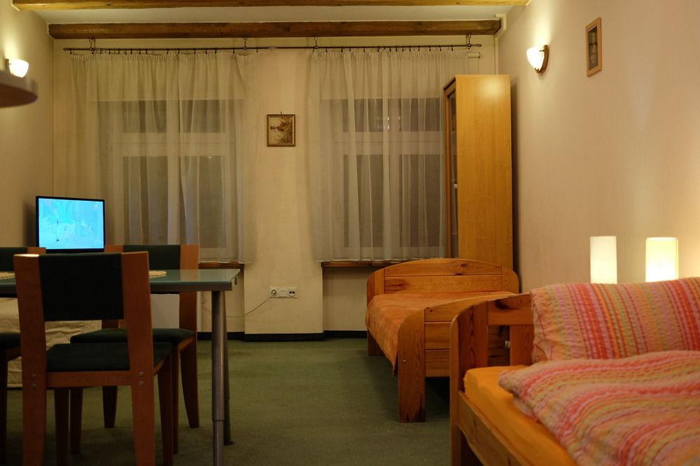 Academus Pub & Guest House Wrocław Extérieur photo