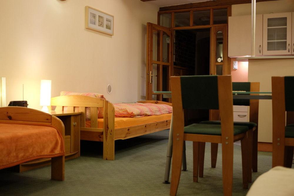 Academus Pub & Guest House Wrocław Extérieur photo