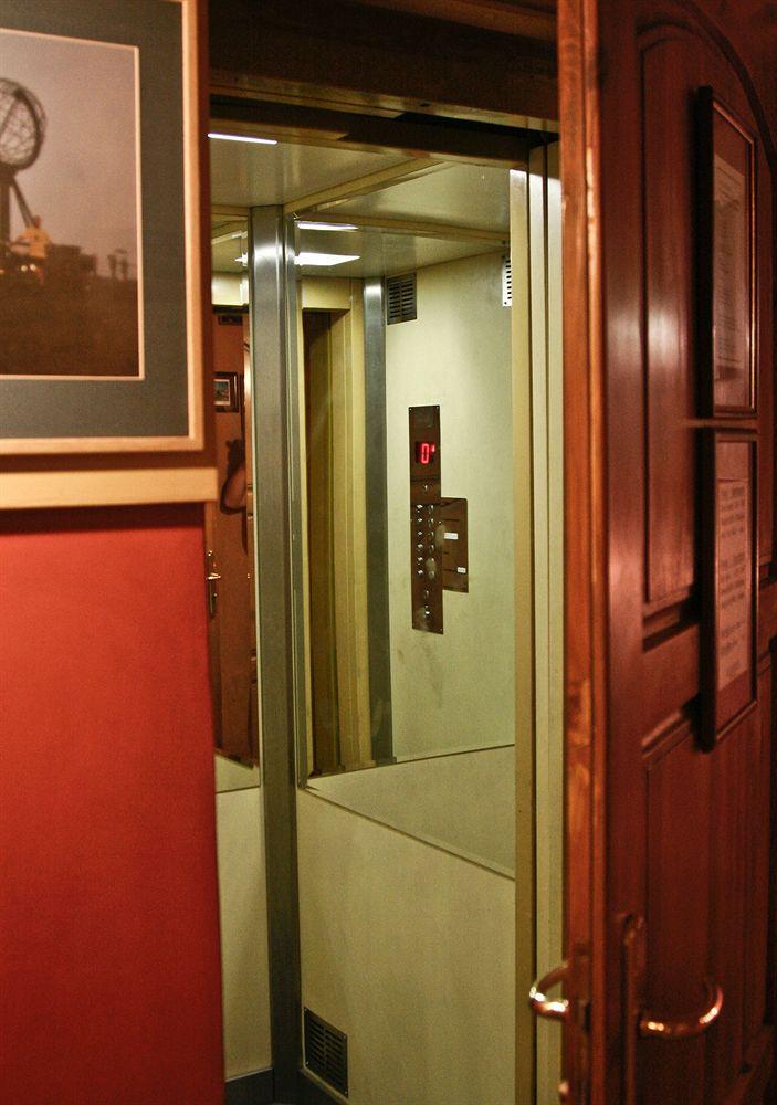 Academus Pub & Guest House Wrocław Extérieur photo