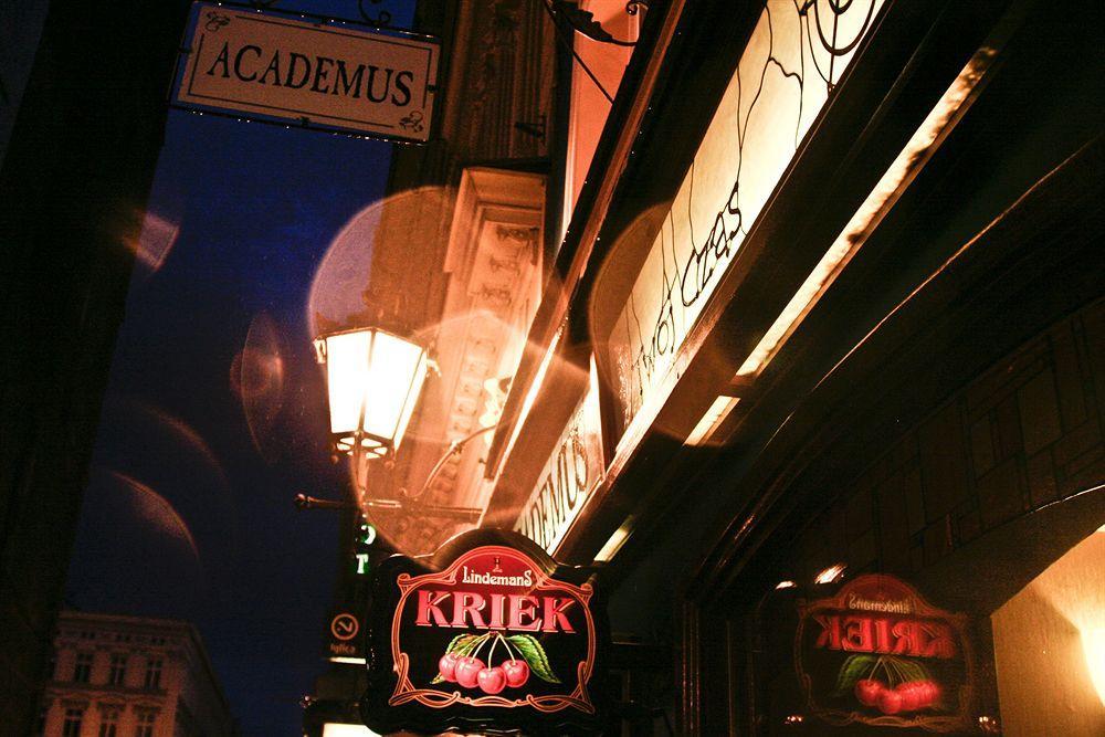 Academus Pub & Guest House Wrocław Extérieur photo